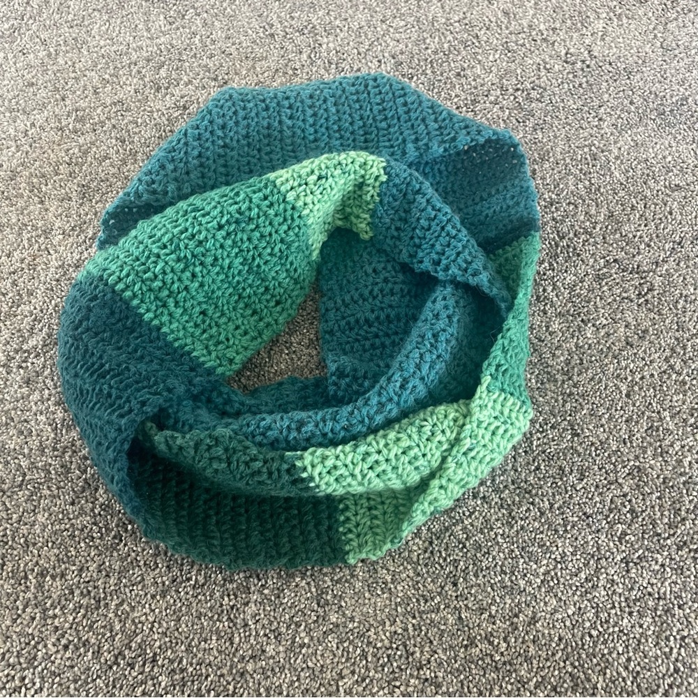Women's wrap around scarf NWOT